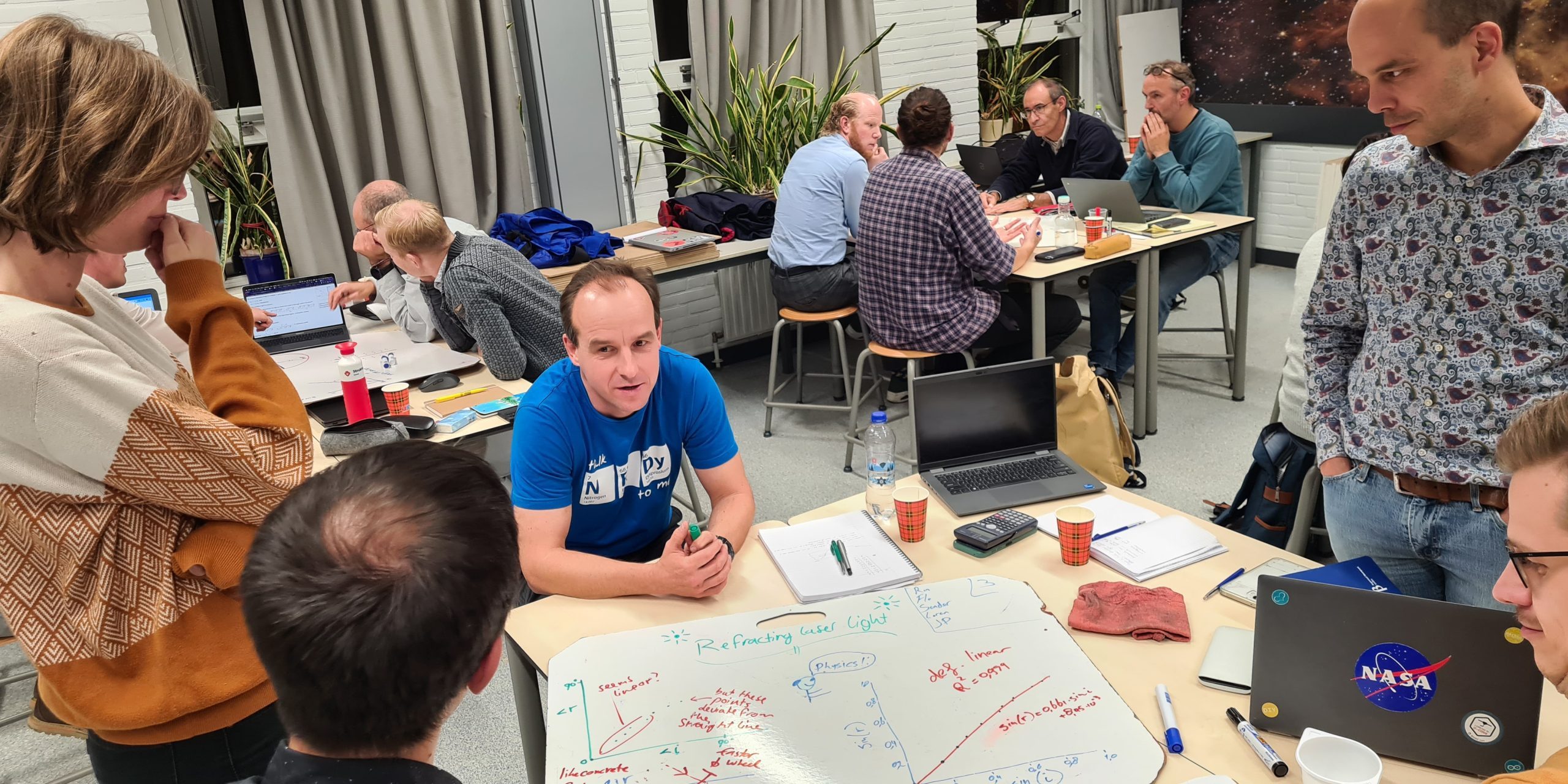 20241118_175506 Whiteboard discussie in kleine groep